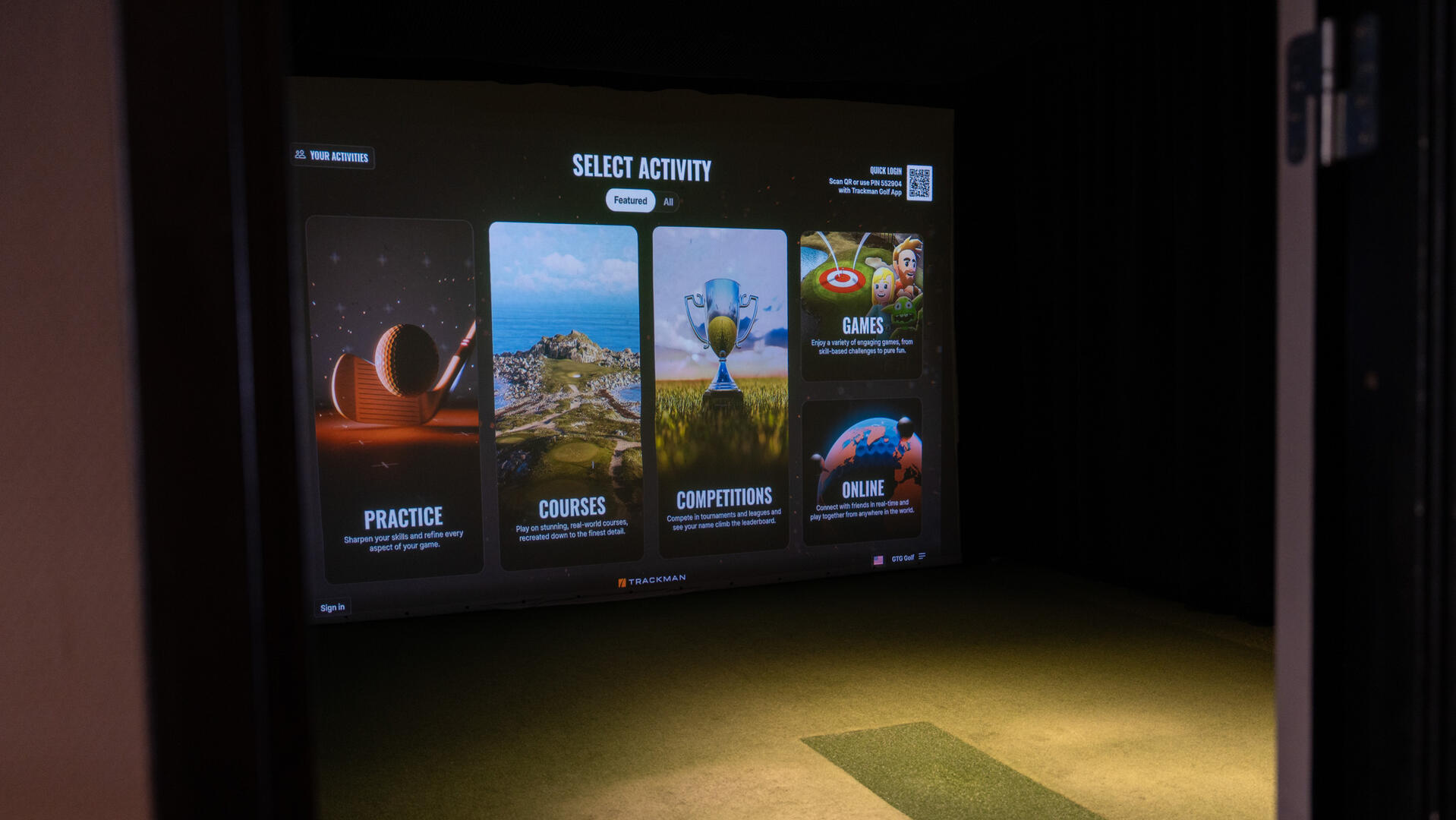 Trackman-skärm i mörklagt rum